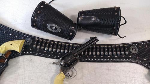 W17: Custom Black Rig & Cuffs